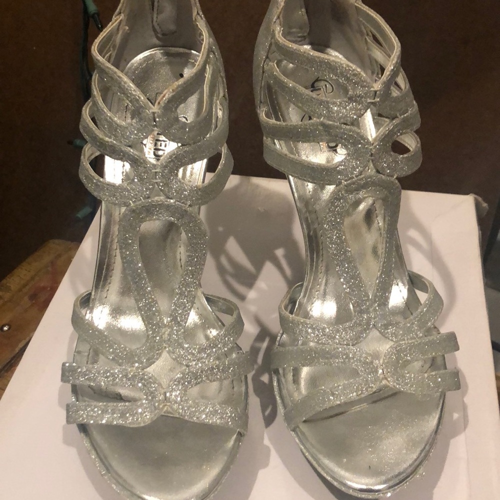 Unlisted Kenneth Cole Silver Flower Hour heels